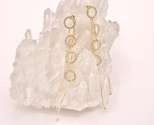 Cargar imagen en el visor de la galería, Pendientes largos y delicados con borla pavimentada de circonita cúbica en oro de 18 quilates o chapado en plata sobre cobre, 1 par