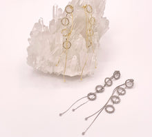 Cargar imagen en el visor de la galería, Pendientes largos y delicados con borla pavimentada de circonita cúbica en oro de 18 quilates o chapado en plata sobre cobre, 1 par