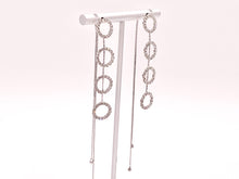 Cargar imagen en el visor de la galería, Pendientes largos y delicados con borla pavimentada de circonita cúbica en oro de 18 quilates o chapado en plata sobre cobre, 1 par