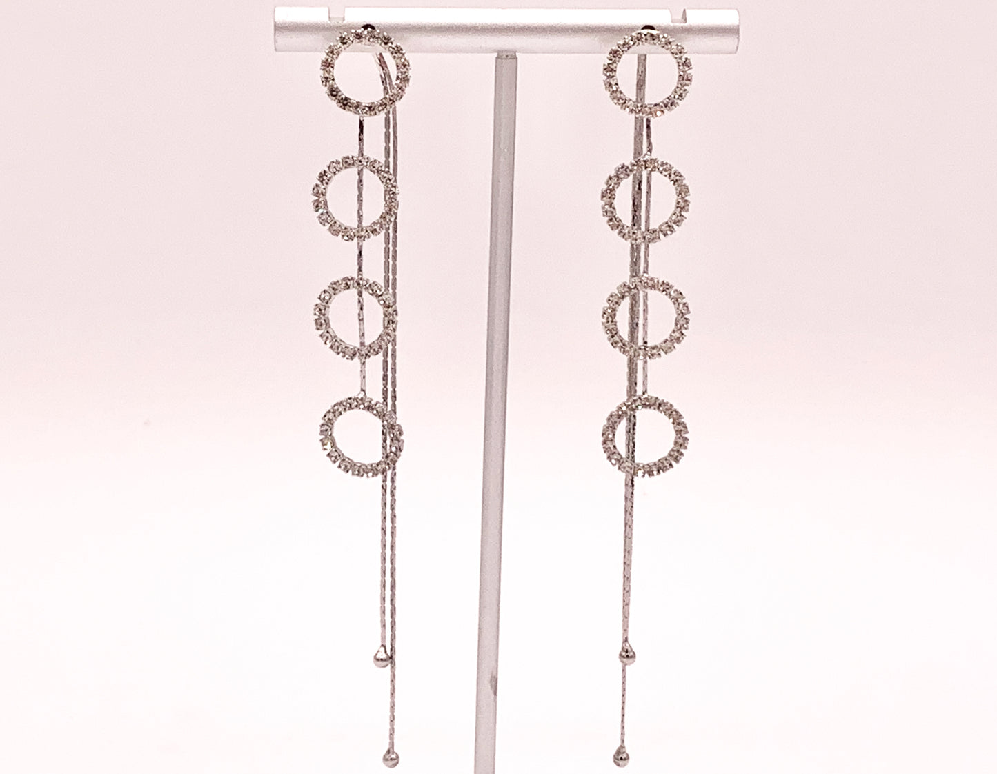 Pendientes largos y delicados con borla pavimentada de circonita cúbica en oro de 18 quilates o chapado en plata sobre cobre, 1 par