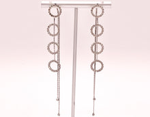 Cargar imagen en el visor de la galería, Pendientes largos y delicados con borla pavimentada de circonita cúbica en oro de 18 quilates o chapado en plata sobre cobre, 1 par
