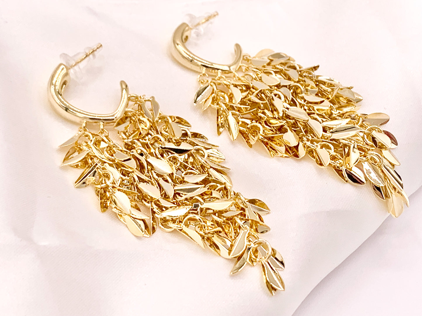 Pendientes con flecos y borlas de hojas de plumas de Glamorous en cobre chapado en oro de 18 quilates, 1 par