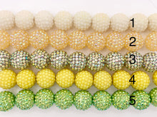 Cargar imagen en el visor de la galería, Cuentas acrílicas de diamantes de imitación de 20 mm, cuentas navideñas de resina de chicle con brillo redondo brillante para fabricación de joyas de 6,5" | Disponible en 20 colores