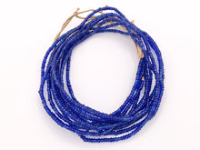 Cargar imagen en el visor de la galería, Cuentas de semillas africanas de 3 mm hechas a mano de vidrio de Ghana en coral, rosa claro y azul