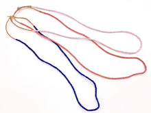 Cargar imagen en el visor de la galería, Cuentas de semillas africanas de 3 mm hechas a mano de vidrio de Ghana en coral, rosa claro y azul