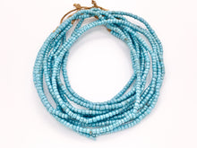 Cargar imagen en el visor de la galería, Cuentas de semillas galvanizadas de arena africana de 4 mm Cuentas de vidrio hechas a mano de Ghana en rojo, azul bebé, amarillo, azul oscuro, oro antiguo y verde