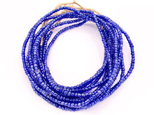 Cargar imagen en el visor de la galería, Cuentas de semillas galvanizadas de arena africana de 4 mm Cuentas de vidrio hechas a mano de Ghana en rojo, azul bebé, amarillo, azul oscuro, oro antiguo y verde
