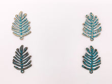 Cargar imagen en el visor de la galería, Colgantes de hoja de roble de peltre de 25x37 mm de doble cara 2 estilos en 1 hoja de encantos pedido a granel en oro mate, oro, plata, latón, bronce y pátina