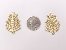 Cargar imagen en el visor de la galería, Colgantes de hoja de roble de peltre de 25x37 mm de doble cara 2 estilos en 1 hoja de encantos pedido a granel en oro mate, oro, plata, latón, bronce y pátina