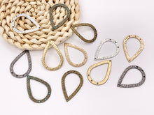 Cargar imagen en el visor de la galería, Colgantes de lágrima de peltre de 27x39 mm Lámpara de araña martillada Conectores de 3 agujeros Pedido a granel en oro mate, oro, plata, latón, bronce y pátina