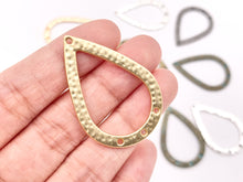 Cargar imagen en el visor de la galería, Colgantes de lágrima de peltre de 27x39 mm Lámpara de araña martillada Conectores de 3 agujeros Pedido a granel en oro mate, oro, plata, latón, bronce y pátina