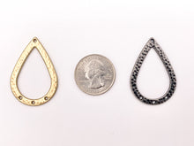 Cargar imagen en el visor de la galería, Colgantes de lágrima de peltre de 27x39 mm Lámpara de araña martillada Conectores de 3 agujeros Pedido a granel en oro mate, oro, plata, latón, bronce y pátina