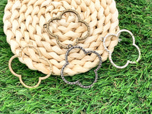 Cargar imagen en el visor de la galería, Colgantes de trébol de peltre de 40x44 mm Lindos colgantes de cuatrifolio recortados Pedido a granel en oro, plata, latón y bronce