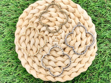 Cargar imagen en el visor de la galería, Colgantes de trébol de peltre de 40x44 mm Lindos colgantes de cuatrifolio recortados Pedido a granel en oro, plata, latón y bronce