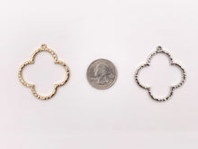 Cargar imagen en el visor de la galería, Colgantes de trébol de peltre de 40x44 mm Lindos colgantes de cuatrifolio recortados Pedido a granel en oro, plata, latón y bronce