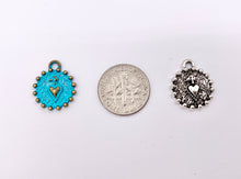 Cargar imagen en el visor de la galería, 15mm Pewter Heart Coin Charms Valentine's Day Heart Pendants in Matte Gold, Gold, Silver, Bronze and Patina Color 20 PCS
