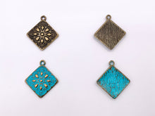 Cargar imagen en el visor de la galería, 25mm Pewter Granny Square Pendants Cute Diamond Shape Charms in Gold, Silver, Bronze and Blue Patina Color 20 PCS