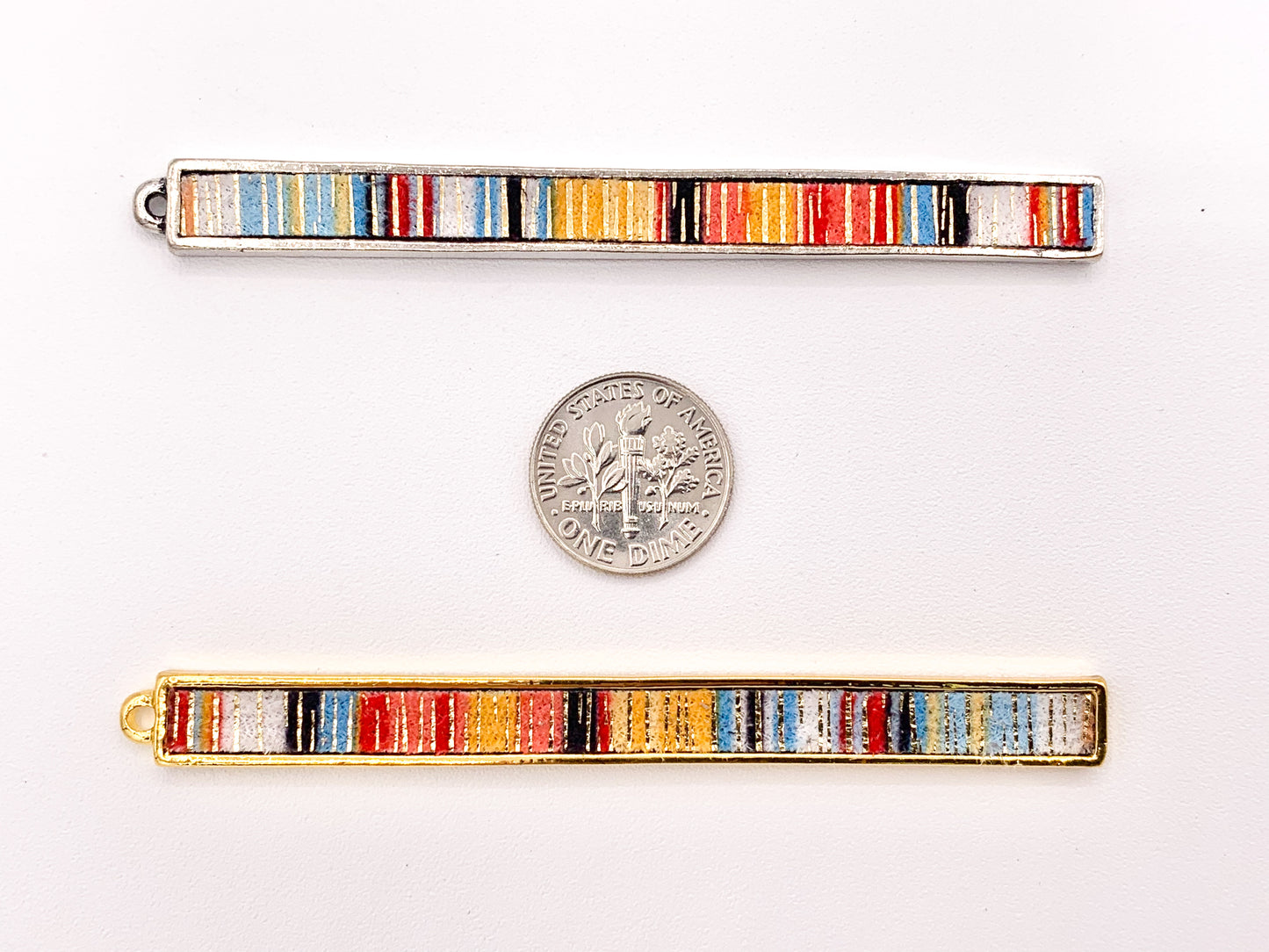 Colgantes de barra hechos a mano de peltre de 7x83 mm/3,26 pulgadas con tela multicolor en oro claro, oro, plata y latón