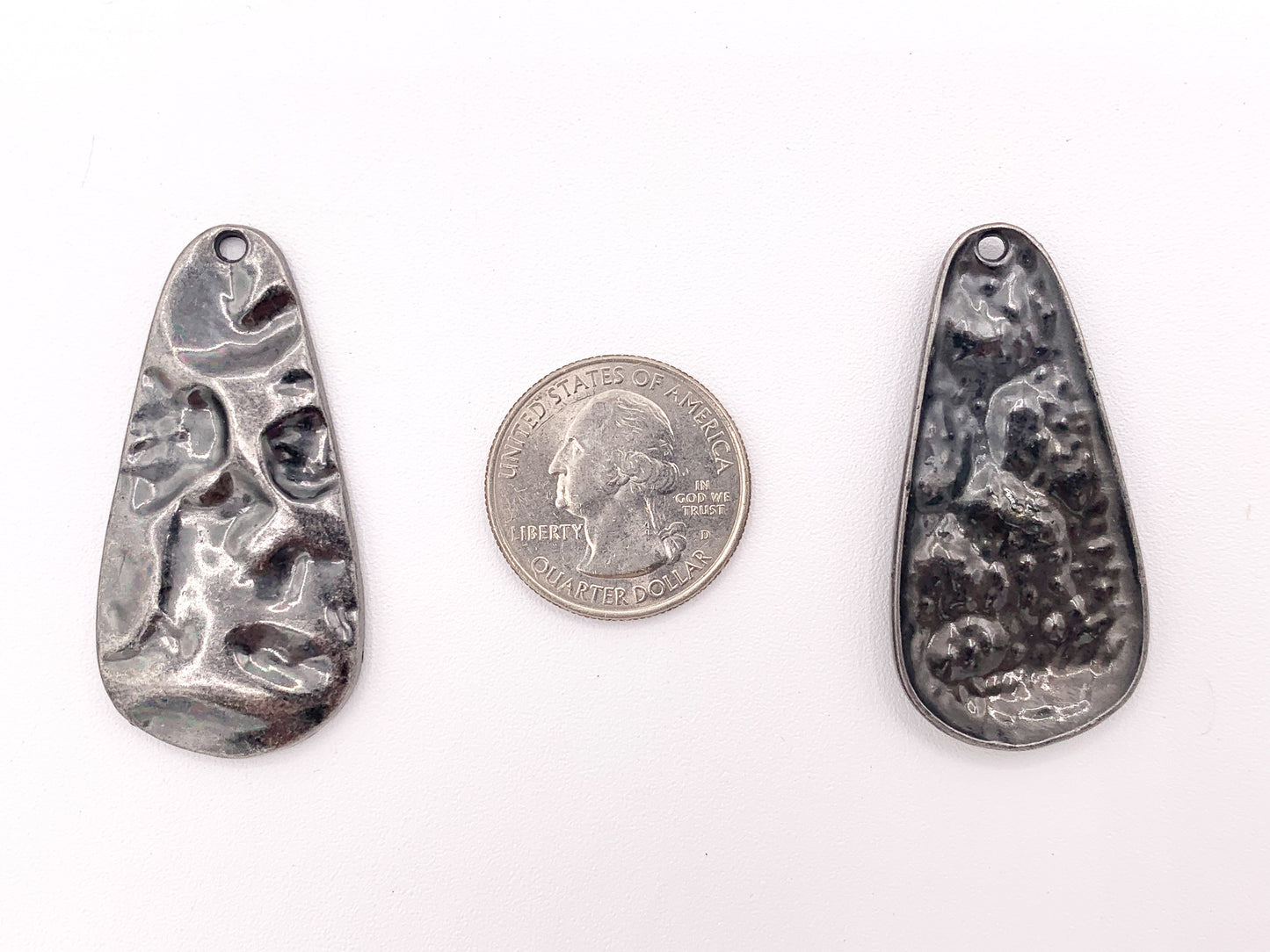 Colgantes grandes de una cara con forma de lágrima martillada de peltre de 23x47 mm, pedido a granel en oro mate, oro, plata, latón y bronce