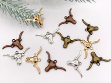 Cargar imagen en el visor de la galería, Colgantes de cabeza de buey de cuerno largo de peltre de 19x35 mm Encantos de cabeza de toro pequeños Pedido a granel en oro, plata, cobre y latón