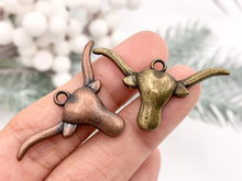 Cargar imagen en el visor de la galería, Colgantes de cabeza de buey de cuerno largo de peltre de 19x35 mm Encantos de cabeza de toro pequeños Pedido a granel en oro, plata, cobre y latón
