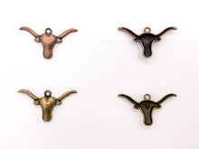 Cargar imagen en el visor de la galería, Colgantes de cabeza de buey de cuerno largo de peltre de 19x35 mm Encantos de cabeza de toro pequeños Pedido a granel en oro, plata, cobre y latón