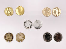 Cargar imagen en el visor de la galería, Colgantes de círculo de remolino de peltre de 24 mm Tamaño de un cuarto Moneda plana Conectores de 2 agujeros Pedido a granel en oro, oro rosado, plata, latón y bronce