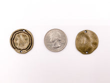 Cargar imagen en el visor de la galería, Colgantes de círculo de remolino de peltre de 24 mm Tamaño de un cuarto Moneda plana Conectores de 2 agujeros Pedido a granel en oro, oro rosado, plata, latón y bronce