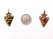 Cargar imagen en el visor de la galería, Colgantes de punta de flecha de peltre de 15x27 mm en oro, oro rosado, plata, plata mate, cobre, latón, bronce y pátina azul 24PCS