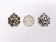 Cargar imagen en el visor de la galería, 19mm Pewter Floral Charms Cute Flower Pendant in Gold, Silver, Bronze, Gunmetal and Patina Color
