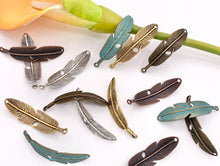 Cargar imagen en el visor de la galería, Conectores de plumas de peltre de 15x57 mm / 2,25 pulgadas, pedido a granel de estilo indio nativo americano en oro antiguo, plata, cobre, latón y pátina