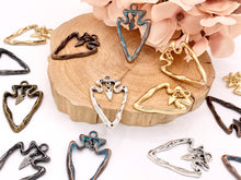 Cargar imagen en el visor de la galería, Colgantes de punta de flecha hueca de peltre de 25x40 mm con pequeño dije colgante en oro, oro mate, plata, cobre, latón, bronce y pátina azul
