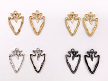 Cargar imagen en el visor de la galería, Colgantes de punta de flecha hueca de peltre de 25x40 mm con pequeño dije colgante en oro, oro mate, plata, cobre, latón, bronce y pátina azul