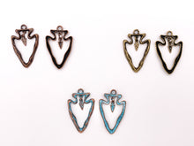 Cargar imagen en el visor de la galería, Colgantes de punta de flecha hueca de peltre de 25x40 mm con pequeño dije colgante en oro, oro mate, plata, cobre, latón, bronce y pátina azul