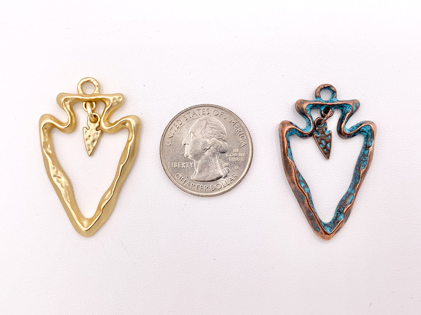 Colgantes de punta de flecha hueca de peltre de 25x40 mm con pequeño dije colgante en oro, oro mate, plata, cobre, latón, bronce y pátina azul