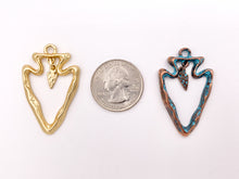 Cargar imagen en el visor de la galería, Colgantes de punta de flecha hueca de peltre de 25x40 mm con pequeño dije colgante en oro, oro mate, plata, cobre, latón, bronce y pátina azul