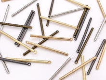 Cargar imagen en el visor de la galería, Colgantes de palo martillado de peltre de 50 mm/2 pulgadas, dije de palo largo fino, pedido a granel en oro mate, oro, plata, latón y bronce