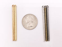Cargar imagen en el visor de la galería, Colgantes de palo martillado de peltre de 50 mm/2 pulgadas, dije de palo largo fino, pedido a granel en oro mate, oro, plata, latón y bronce