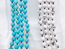 Cargar imagen en el visor de la galería, Collar anudado de piedras preciosas mate hecho a mano de 60" - ónix negro, ágata de encaje laguna, jaspe artístico, magnesita y collar con cuentas de howlita blanca