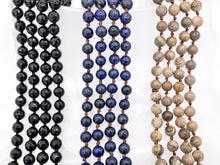 Cargar imagen en el visor de la galería, Collar anudado de piedras preciosas hecho a mano de 60" - ónix negro, lapislázuli, jaspe de hoja de plata, ágata de encaje blanco, Aqua Terra y collar con cuentas de magnesita