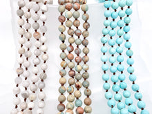 Cargar imagen en el visor de la galería, Collar anudado de piedras preciosas hecho a mano de 60" - ónix negro, lapislázuli, jaspe de hoja de plata, ágata de encaje blanco, Aqua Terra y collar con cuentas de magnesita