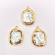 Cargar imagen en el visor de la galería, 1" Long Gold Trim Freshwater Pearl Rectangular Pendant in 18K Gold Plated Copper 5PCS
