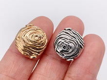 Cargar imagen en el visor de la galería, Cuentas espaciadoras en espiral de moneda en forma de remolino de peltre de 13x14 mm, oro rosado, plata, bronce, bronce y pátina