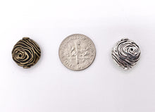 Cargar imagen en el visor de la galería, Cuentas espaciadoras en espiral de moneda en forma de remolino de peltre de 13x14 mm, oro rosado, plata, bronce, bronce y pátina