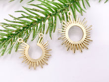 Load image into Gallery viewer, Matte Gold Pewter Cute Sunburst Circle Charms/Connectors 16 PCS