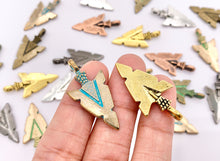 Cargar imagen en el visor de la galería, 16x31mm Pewter Arrowhead Pendants in Gold, Silver, Copper, Brass, Gunmetal and Blue/Green Patina