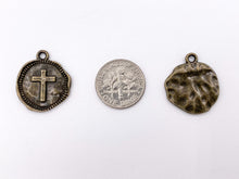 Cargar imagen en el visor de la galería, Dijes de monedas cruzadas pequeñas de peltre de 19 mm en oro antiguo, oro brillante, plata, bronce, cobre, bronce y pátina azul