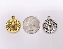 Cargar imagen en el visor de la galería, 20mm Pewter Double Sided Bumble Bee Carved Circle Pendants Cute Animal Coin Charms Bulk Order in Gold, Silver, Brass, Copper 125G