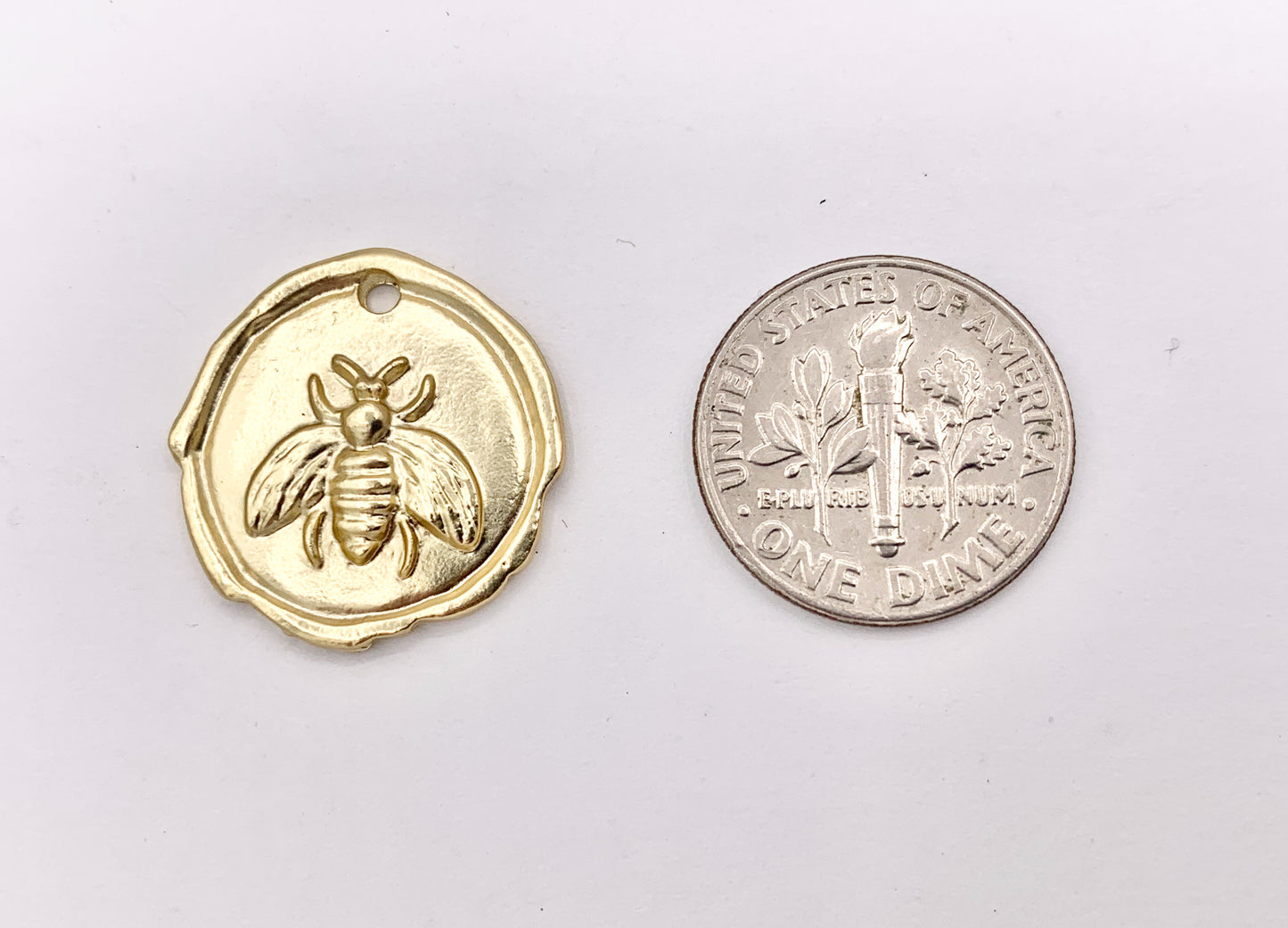 19mm Pewter Matte Gold Bumble Bee Carved Circle Pendants Cute Animal One Sided Coin Charms 15 PCS