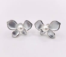 Cargar imagen en el visor de la galería, Simple Matte Silver Butterfly Earrings Studs with Pearl in Silver Plated Copper 4 PAIRS